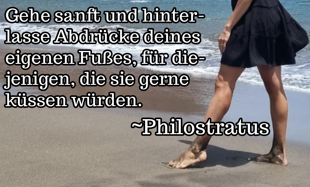 Eine Frau geht barfuß am Strand. Darüber geschrieben ist ein Zitat von Philostratus, der möglicherweise ein Fußfetischist war.